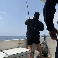 Momento de aventura y pesca en embarcación